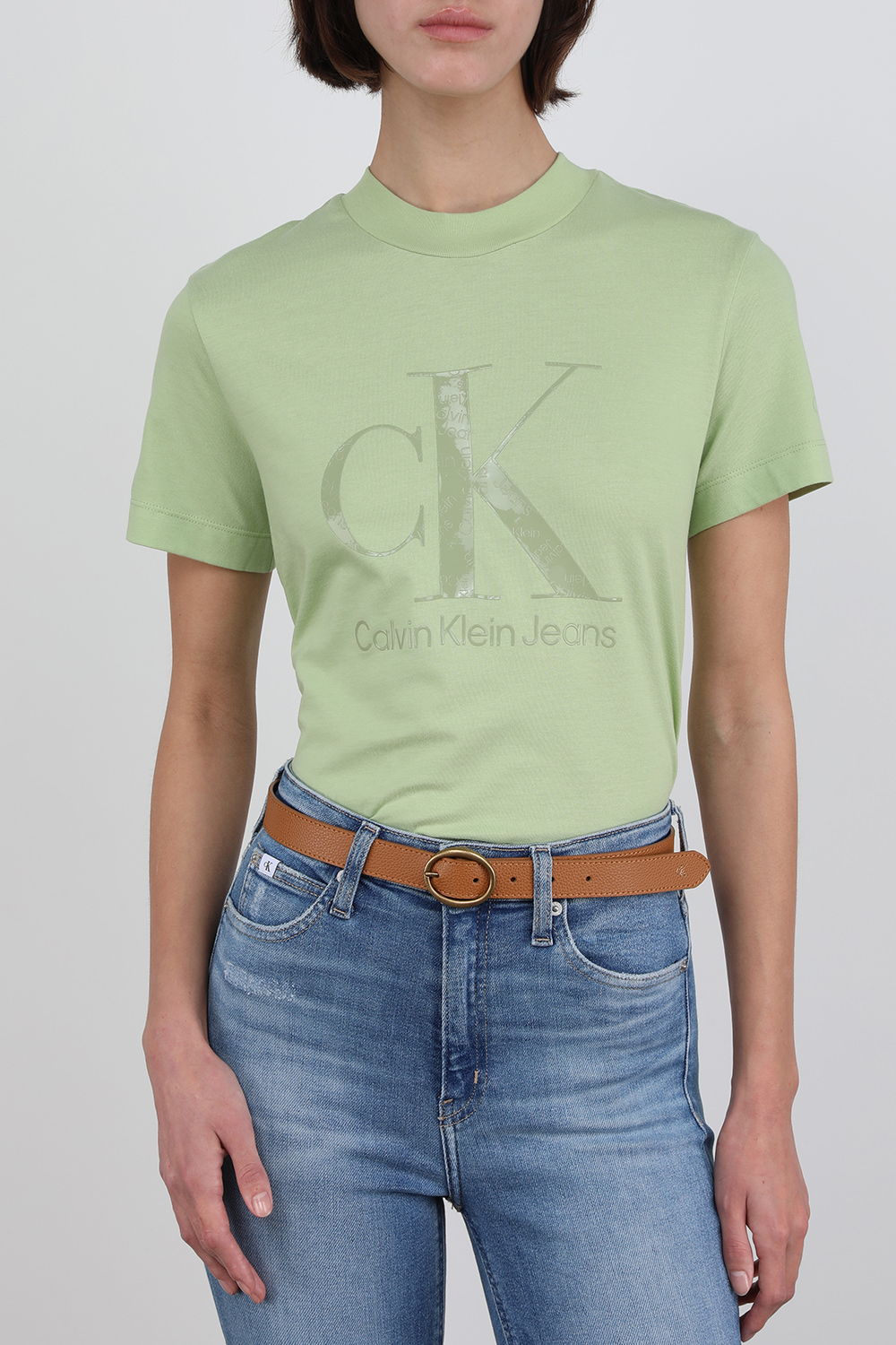 חגורת עור חומה עם אבזם עגול מוזהב